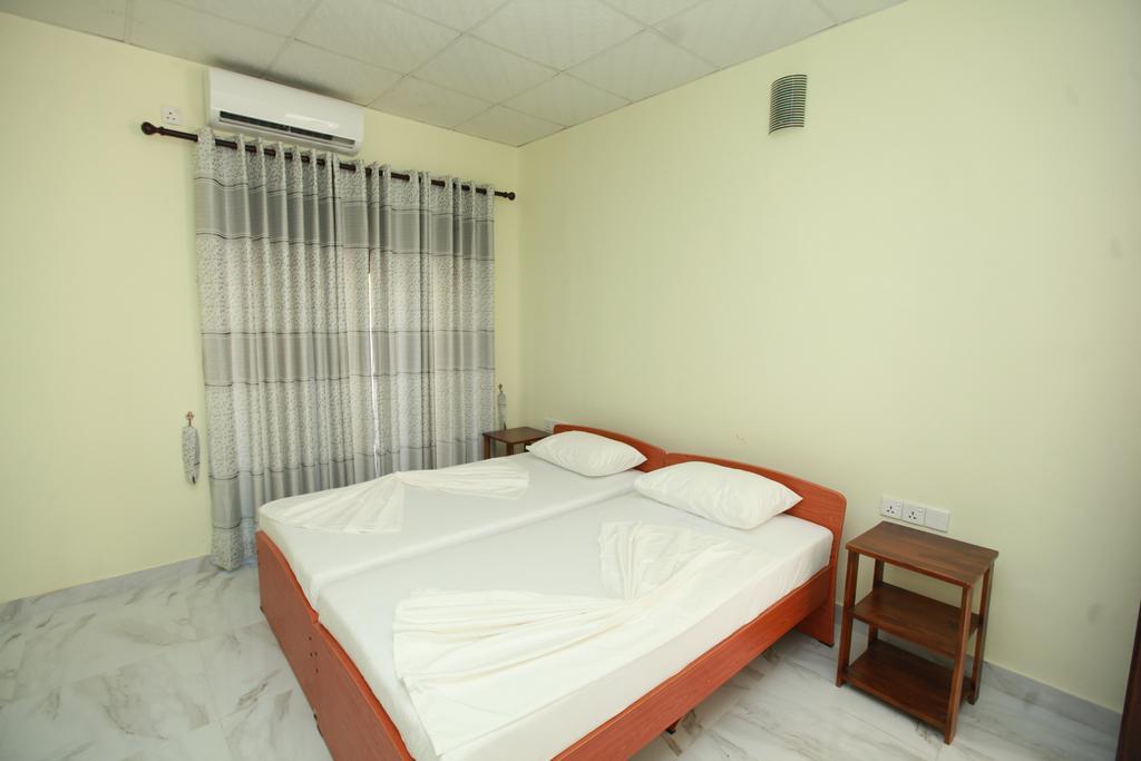 Lavonka Tourist Rest Hotell Anuradhapura Exteriör bild