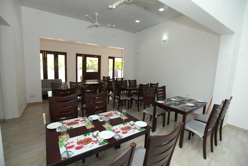 Lavonka Tourist Rest Hotell Anuradhapura Exteriör bild